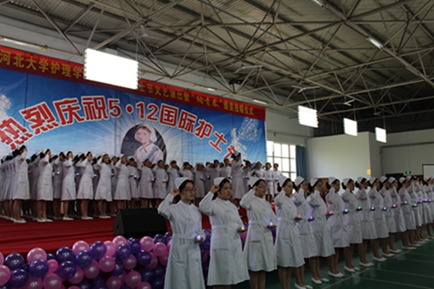 2016年全球十大网赌正规官网护理学院5.12国际护士节“绚青春”颁奖授帽仪式