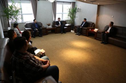 图为网赌官网党委书记郭健、党委常委杨立海、新闻传播学院院长韩立新与文化部领导座谈