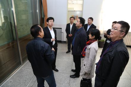 图为网赌官网党委书记郭健与国家文化部领导观赏《坤舆全图》